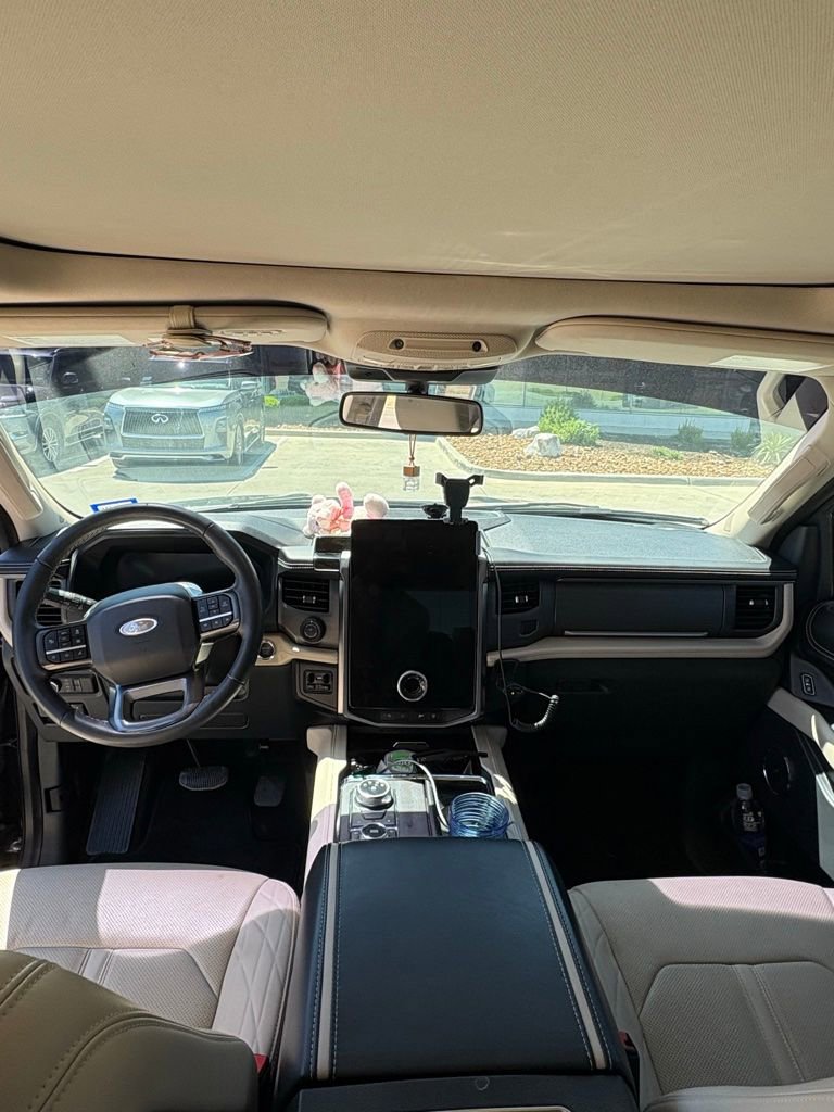Used 2024 Ford Expedition Platinum image 17