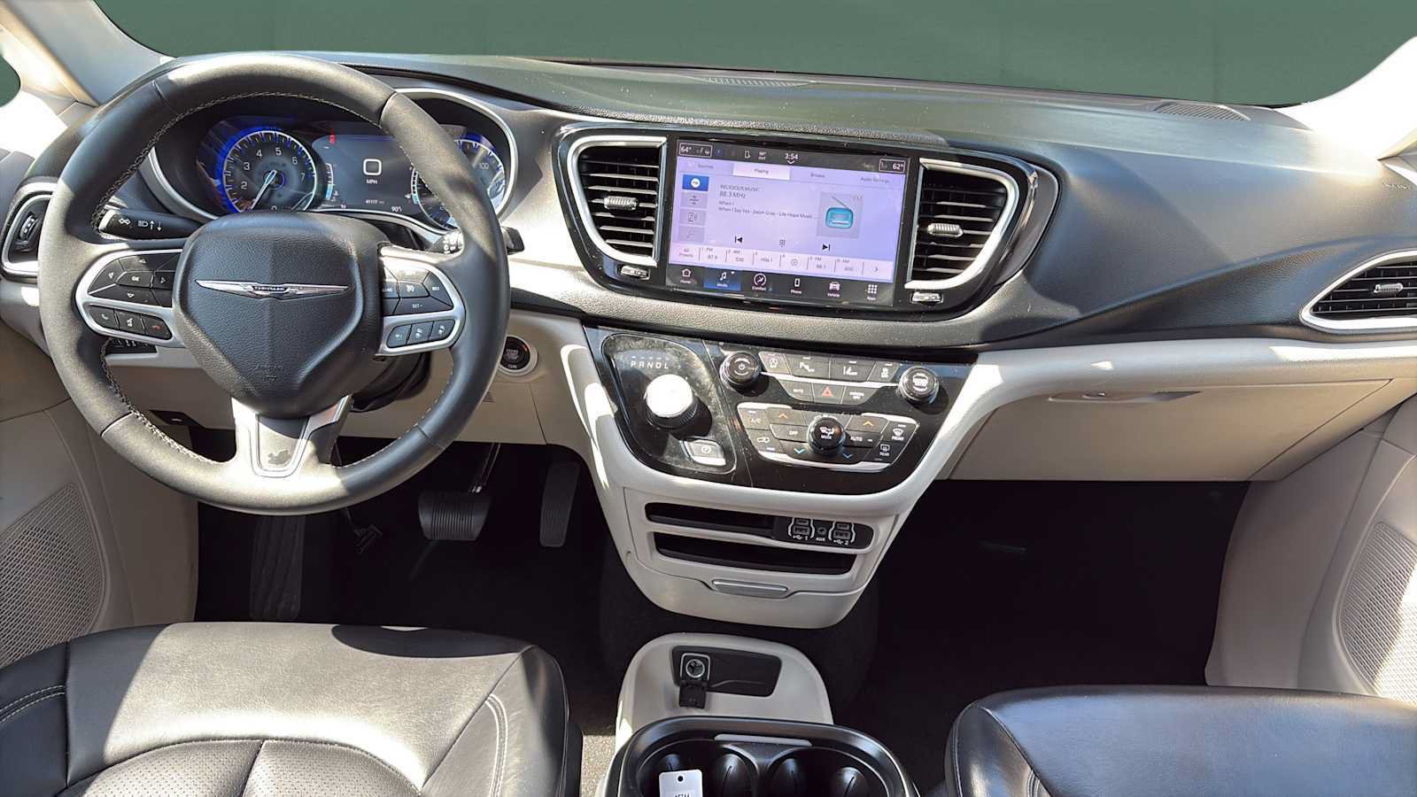 Used 2023 Chrysler Pacifica Touring-L FWD image 19