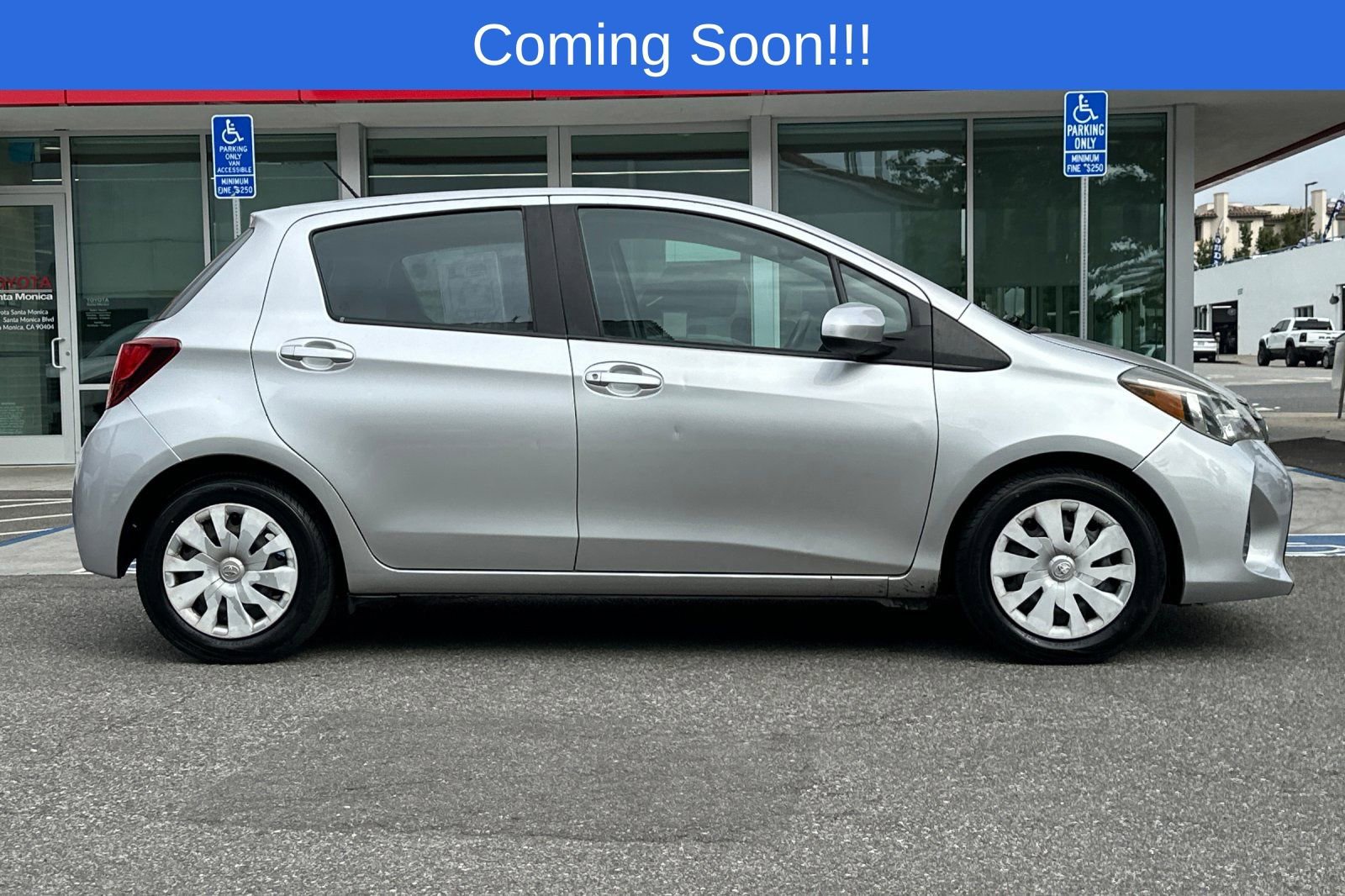 Used 2015 Toyota Yaris L image 3