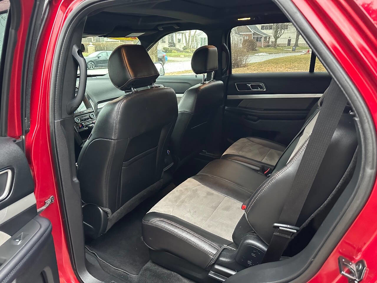 Used 2017 Ford Explorer XLT w/ Equipment Group 202A image 25