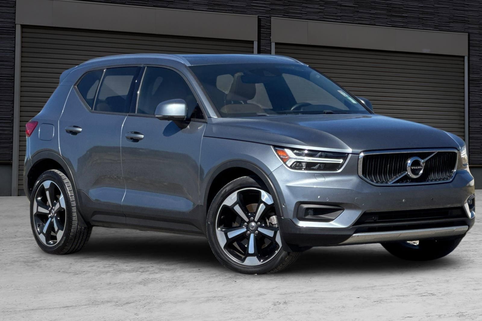 Used 2019 Volvo XC40 T5 Momentum image 2