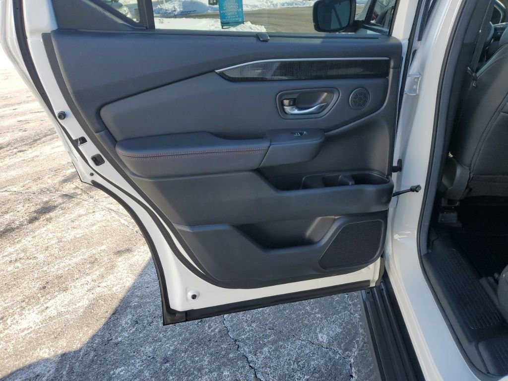 Used 2025 Honda Pilot Black Edition image 26