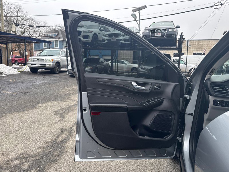 Used 2023 Ford Escape Platinum image 10