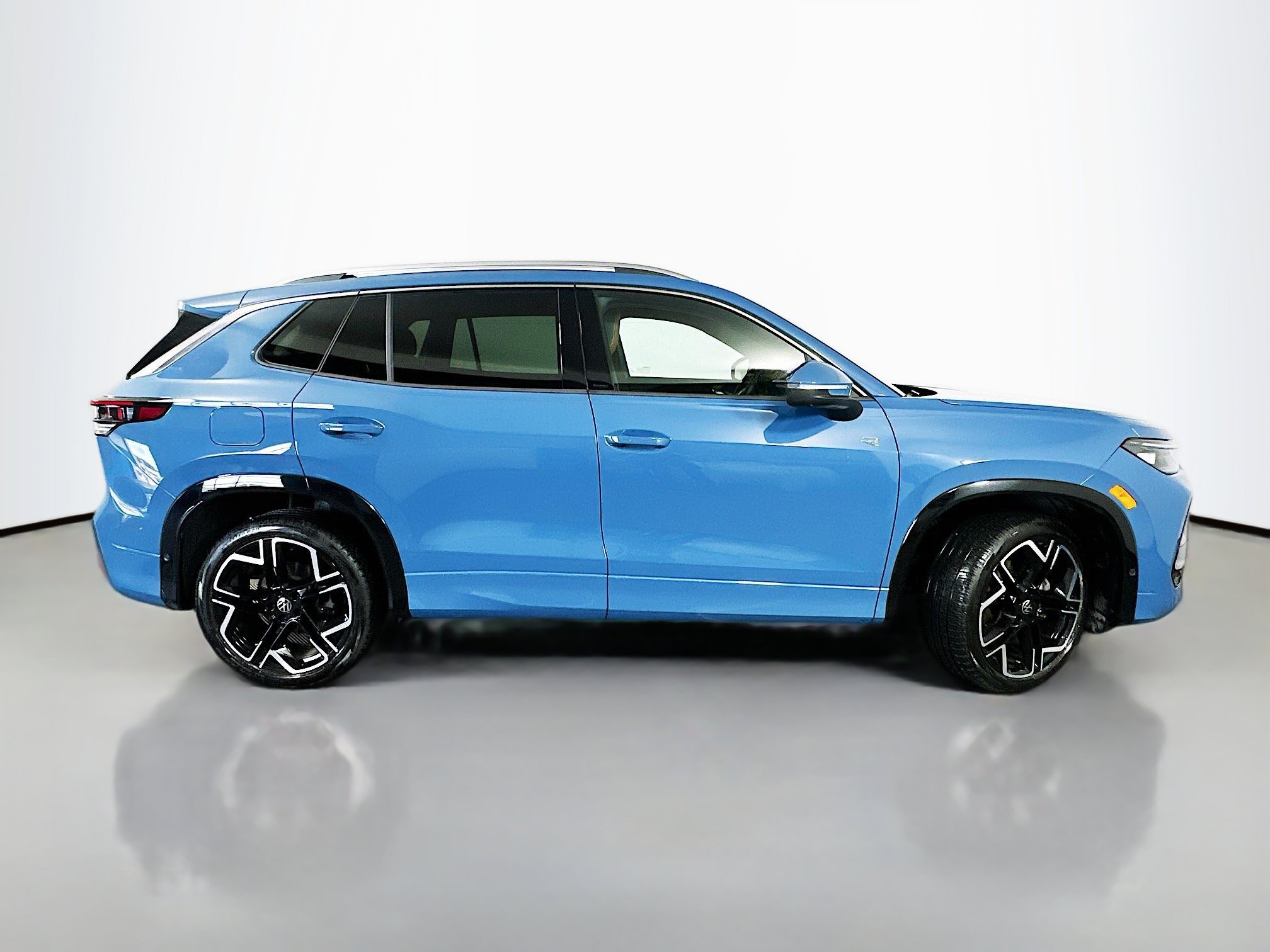 Certified 2025 Volkswagen Tiguan SEL R-Line AWD/4WD image 10