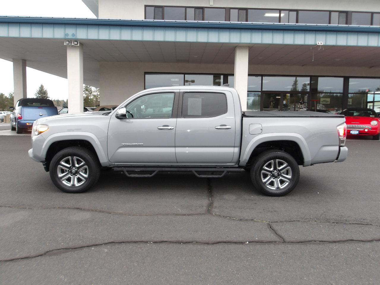 Used 2019 Toyota Tacoma Limited image 2