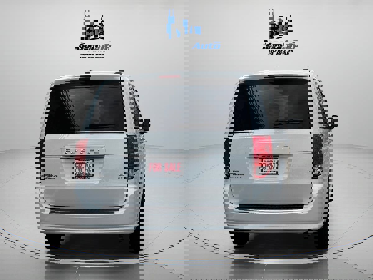 Used 2020 Dodge Grand Caravan SXT w/ Driver Convenience Group image 5