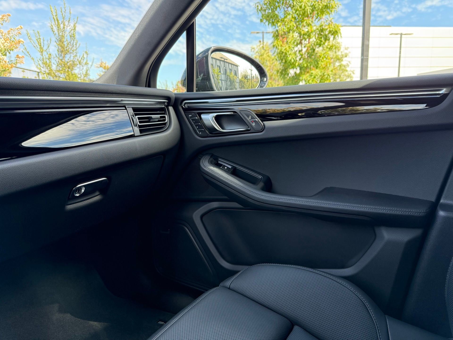 Used 2025 Porsche Macan AWD/4WD image 23