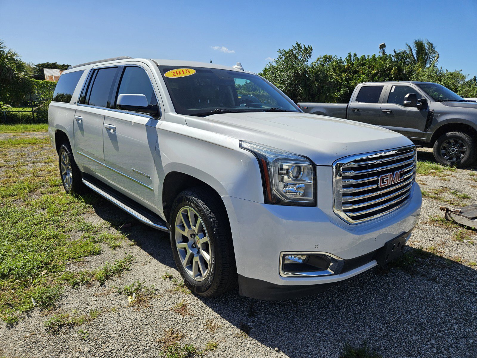 Used 2018 GMC Yukon XL SLT w/ Premium Edition image 3