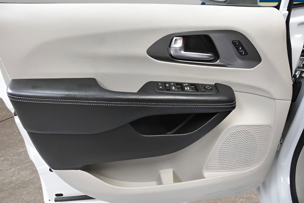 Used 2023 Chrysler Pacifica Touring-L image 12