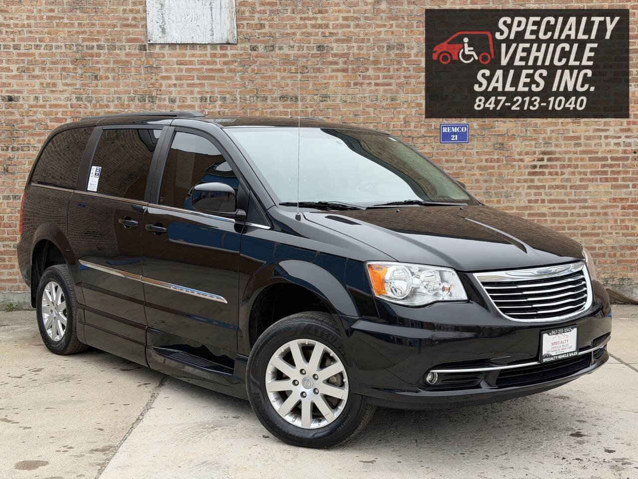 Used 2016 Chrysler Town & Country Touring FWD image 4
