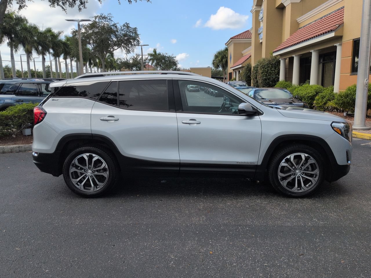 Used 2020 GMC Terrain SLT w/ Preferred Package FWD image 3