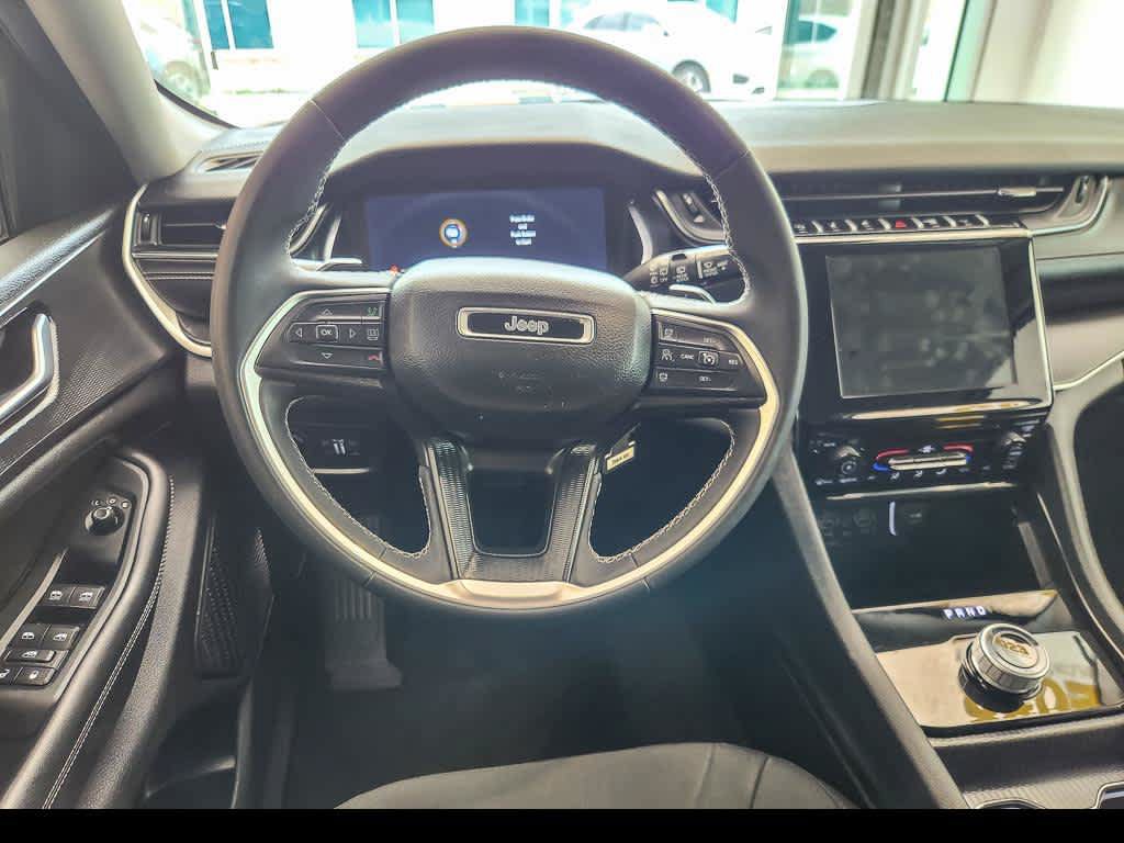 Used 2023 Jeep Grand Cherokee Laredo AWD/4WD image 13