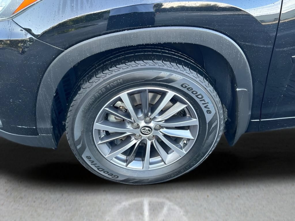 Certified 2017 Toyota Highlander XLE FWD image 28