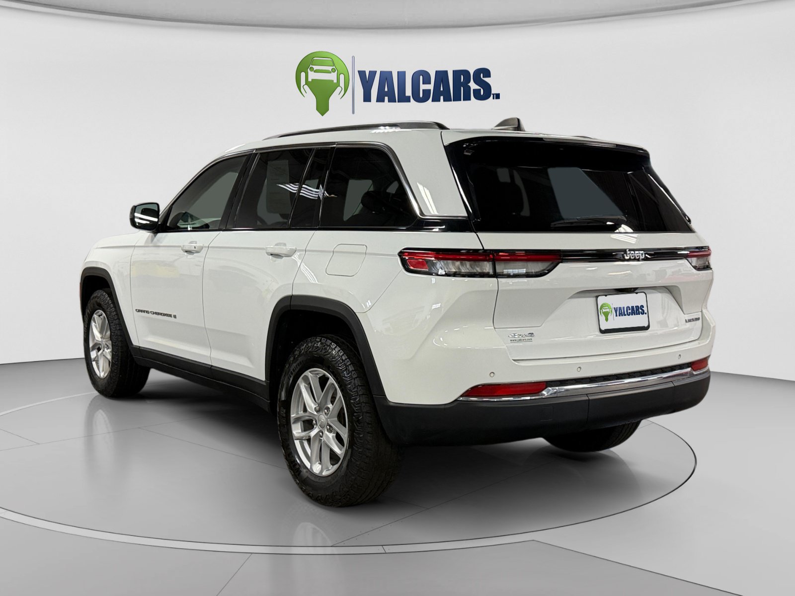 Used 2023 Jeep Grand Cherokee Laredo X AWD/4WD image 3