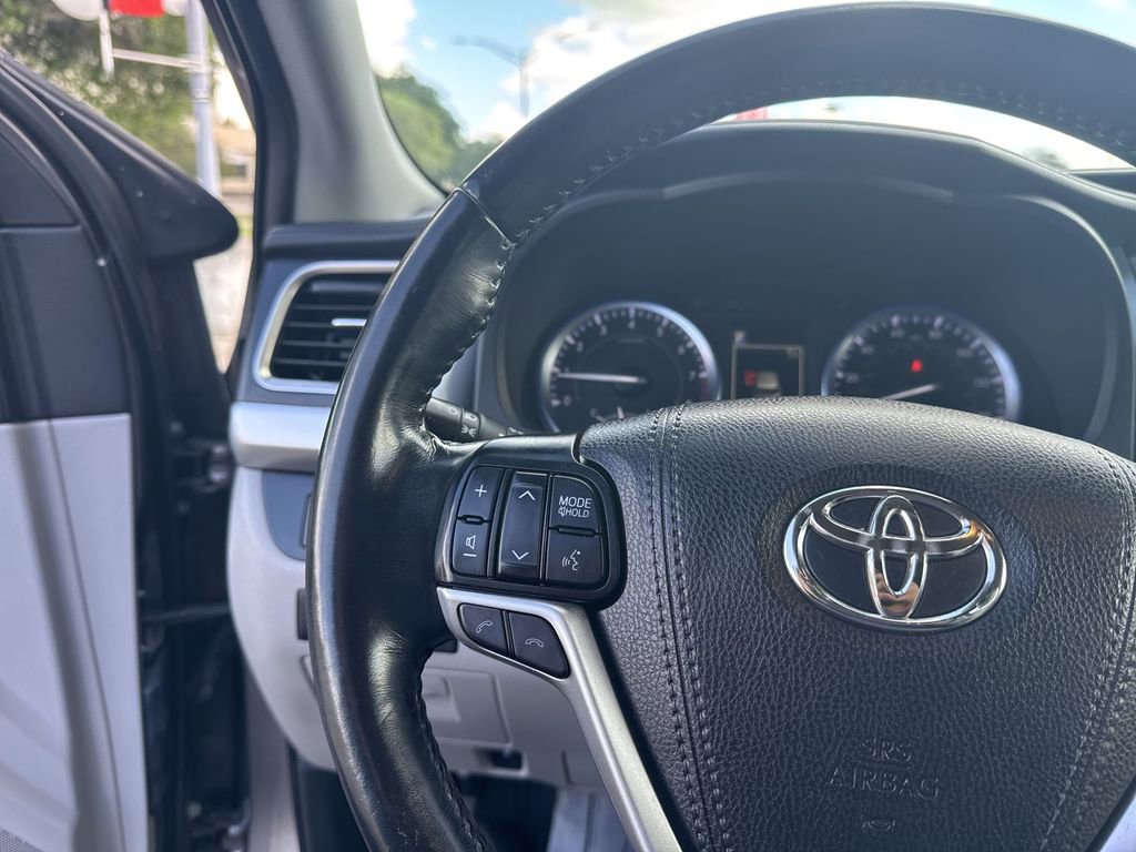 Used 2019 Toyota Highlander Limited Platinum image 17