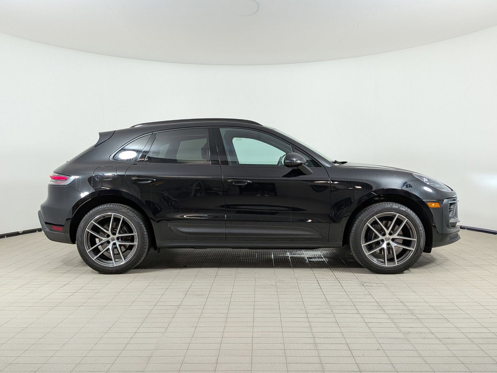 Certified 2023 Porsche Macan AWD/4WD image 8