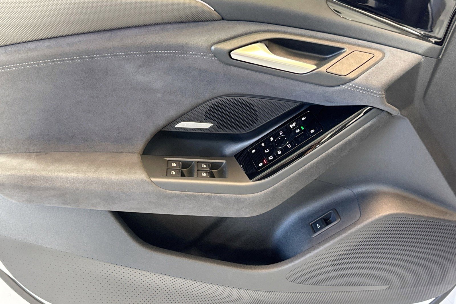 Used 2025 Audi S6 e-tron Prestige w/ 21" Black Optic Package AWD/4WD image 17