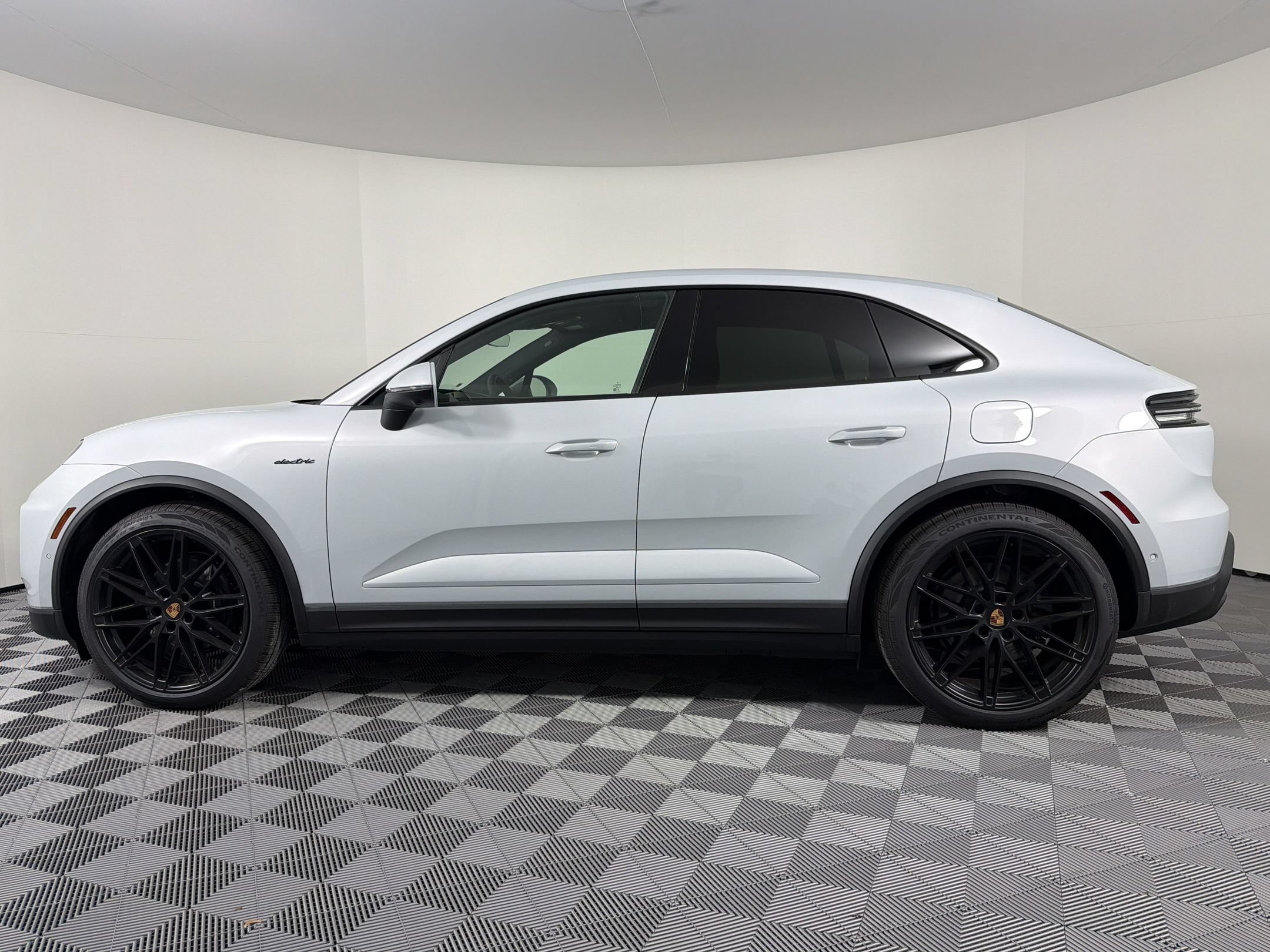 New 2026 Porsche Macan Electric RWD image 2