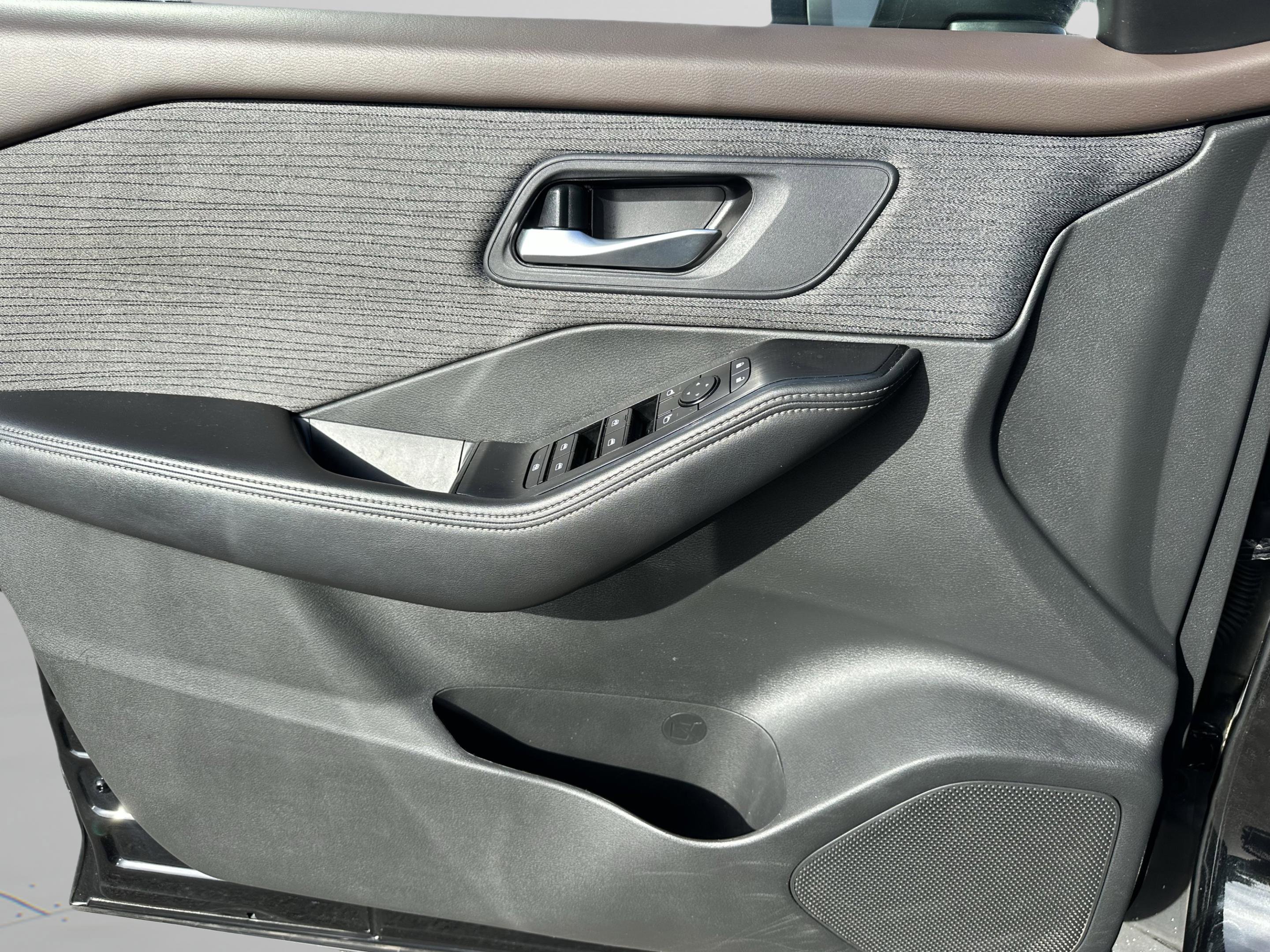 Certified 2023 Nissan Rogue SV FWD image 23
