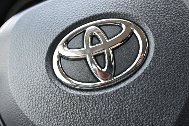 Used 2025 Toyota RAV4 XLE FWD image 38