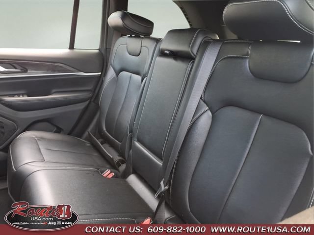 Used 2024 Jeep Grand Cherokee Limited w/ Black Appearance Package AWD/4WD image 8
