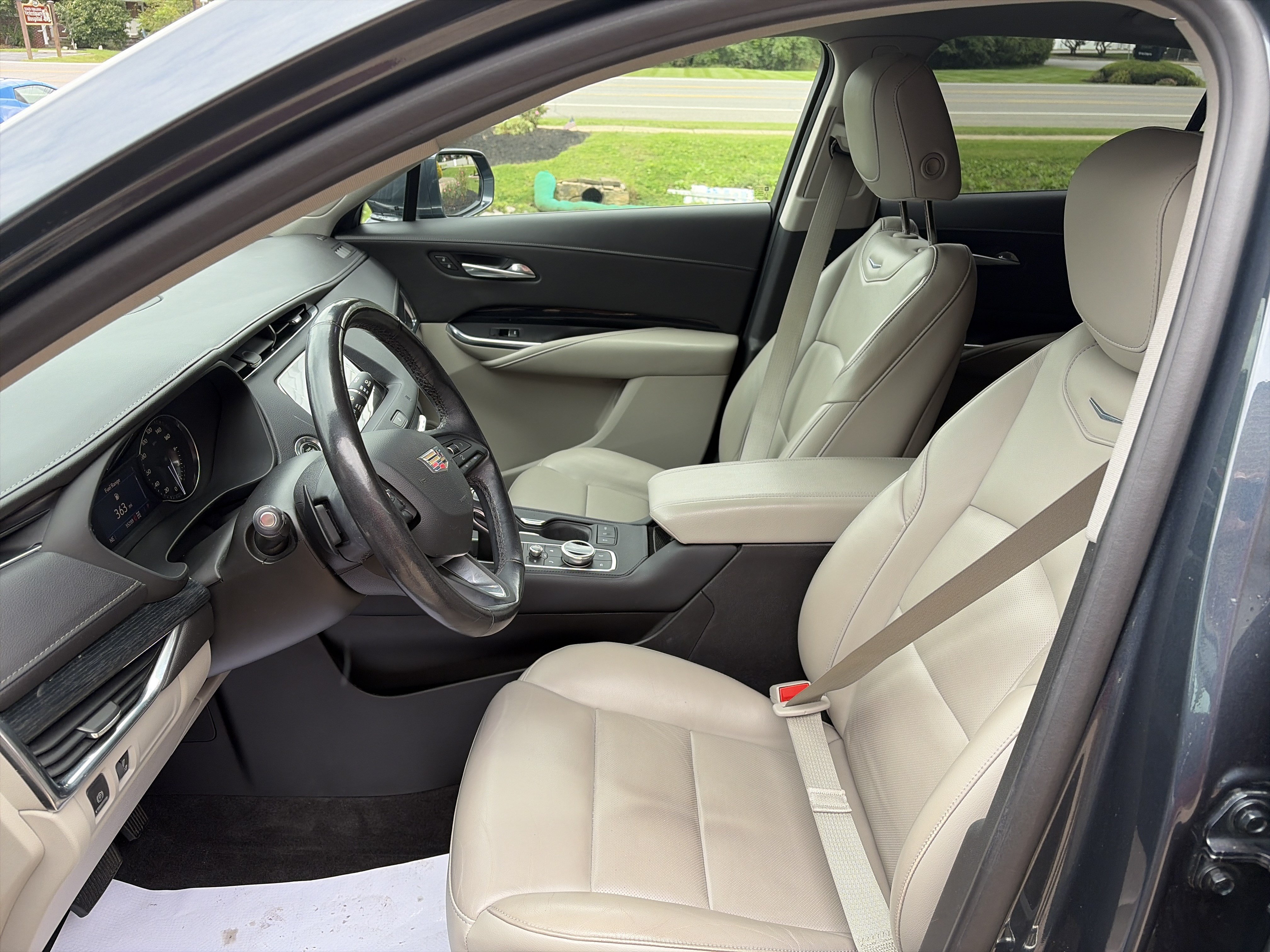 Used 2019 Cadillac XT4 Premium Luxury w/ Enhanced Visibility Package AWD/4WD image 12