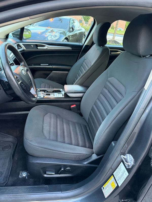 Used 2018 Ford Fusion SE w/ Fusion SE Technology Package FWD image 9