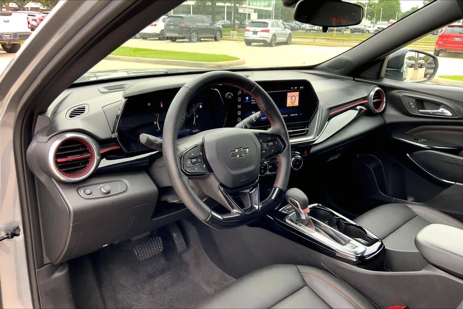 Used 2025 Chevrolet Trax RS FWD image 18