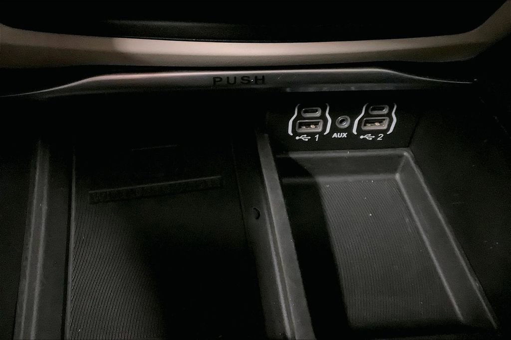 Used 2023 Chrysler Pacifica Limited image 32