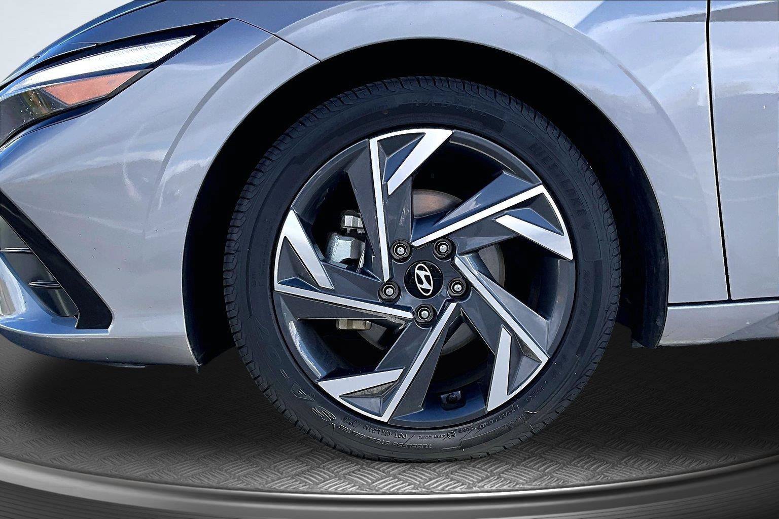 Used 2025 Hyundai Elantra Limited FWD image 19