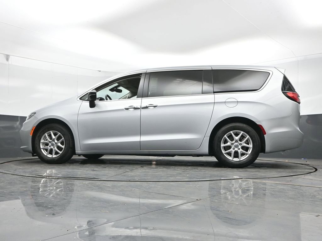 Used 2024 Chrysler Pacifica Touring-L FWD image 46