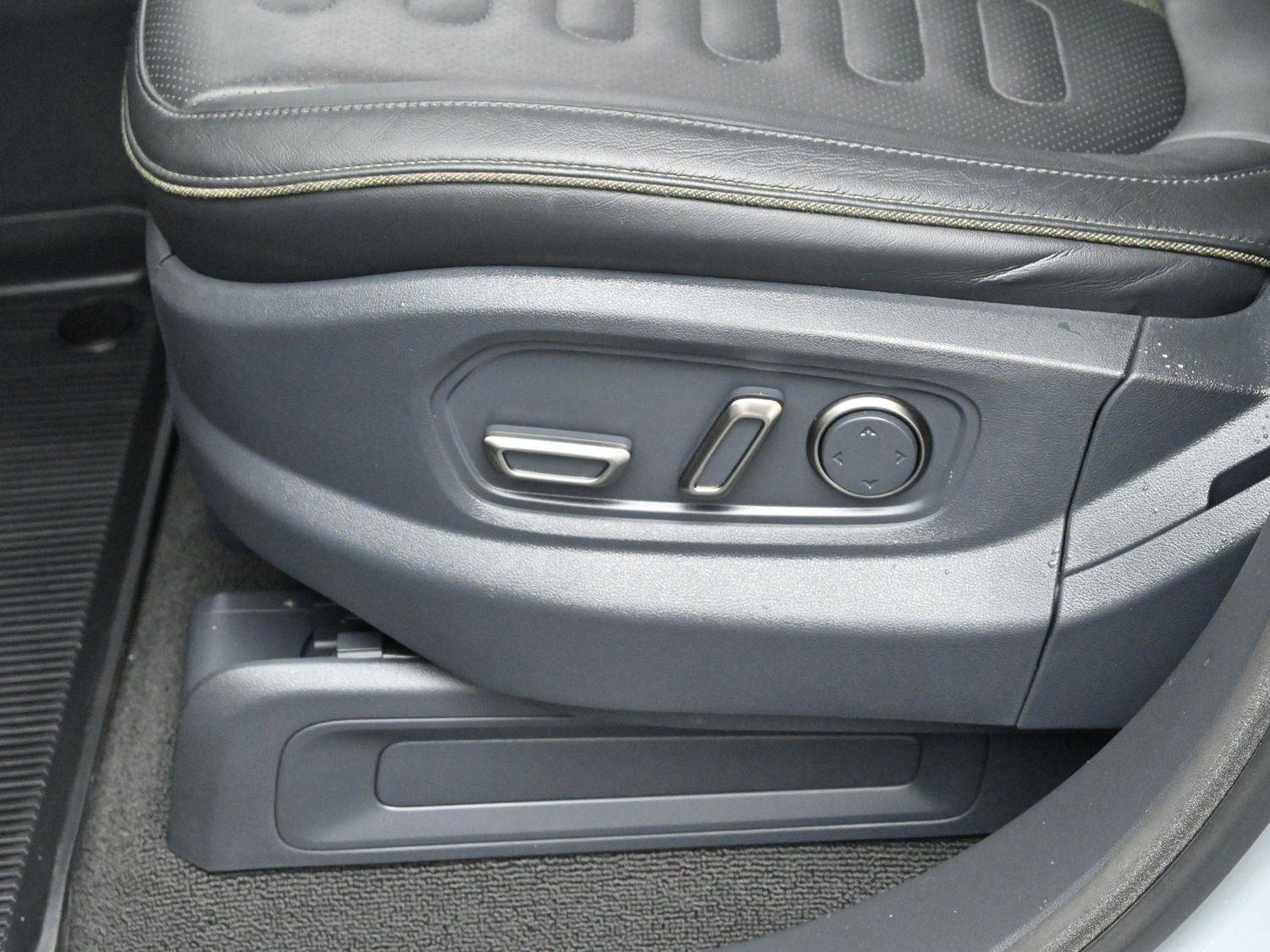 Used 2022 Rivian R1T Adventure image 12