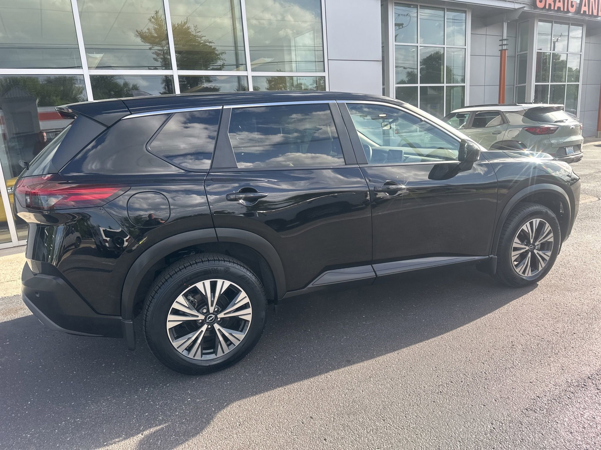 Used 2023 Nissan Rogue SV AWD/4WD image 3