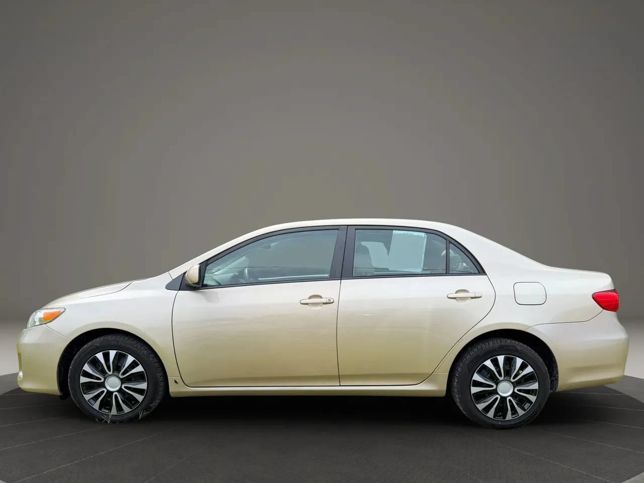Used 2012 Toyota Corolla LE FWD image 2