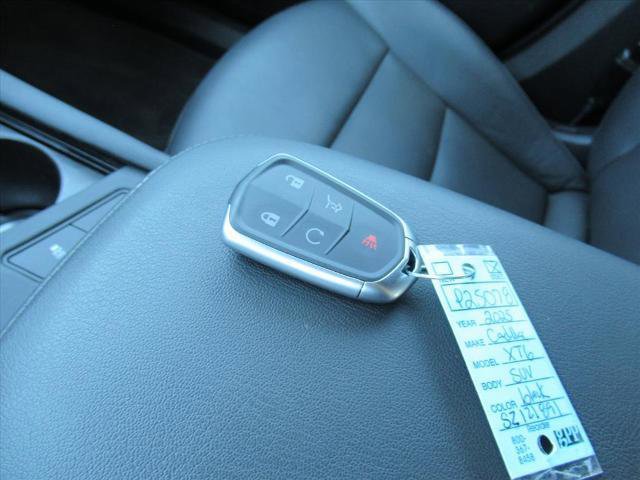 Used 2025 Cadillac XT6 Premium Luxury image 35