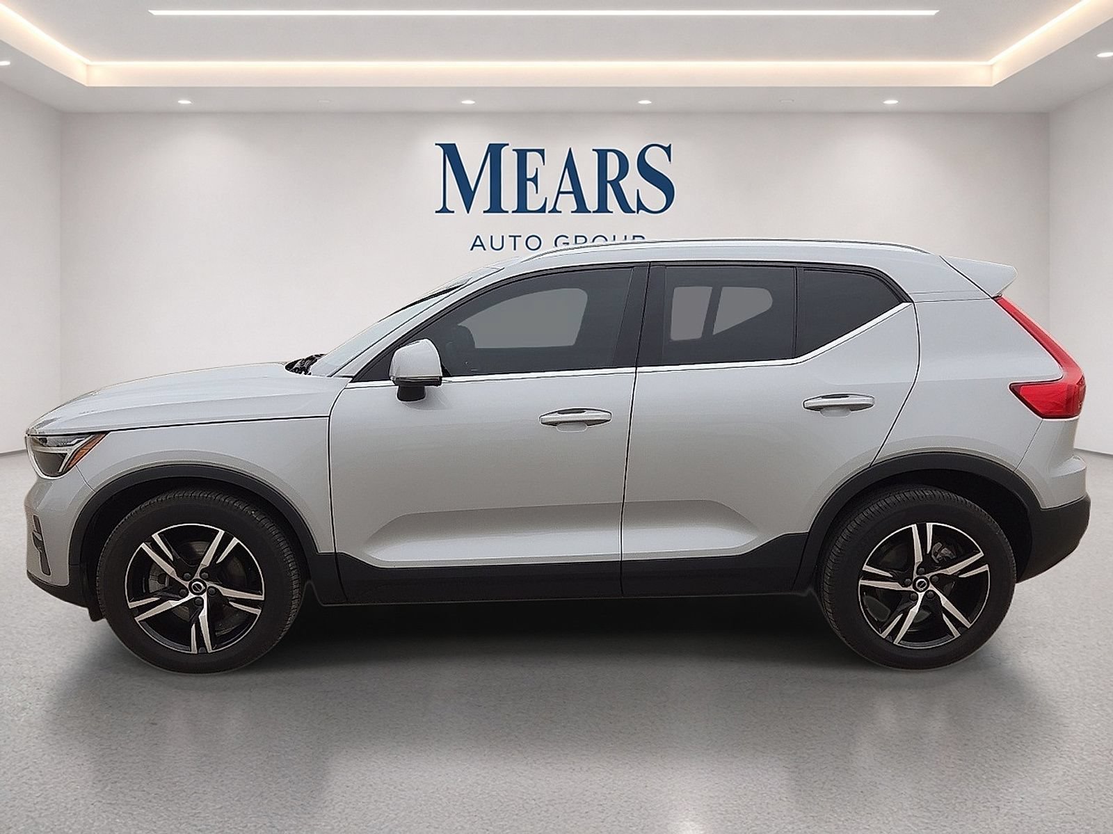 Used 2023 Volvo XC40 B5 Plus AWD/4WD image 3