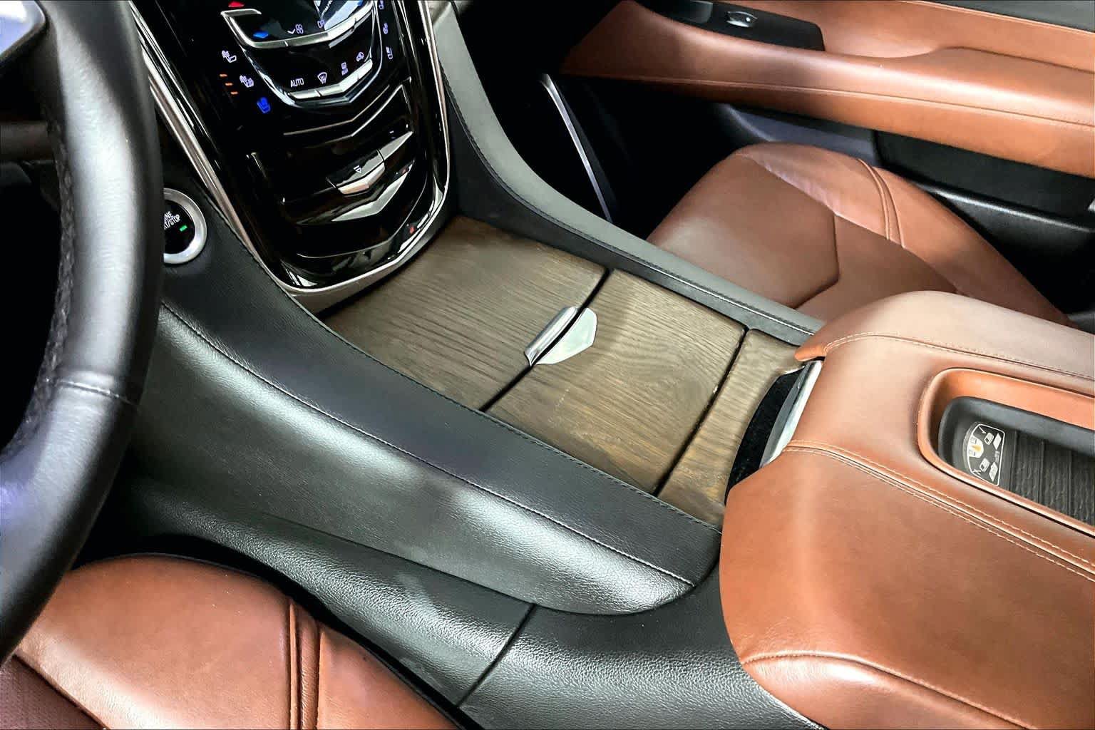 Used 2018 Cadillac Escalade Premium Luxury AWD/4WD image 15