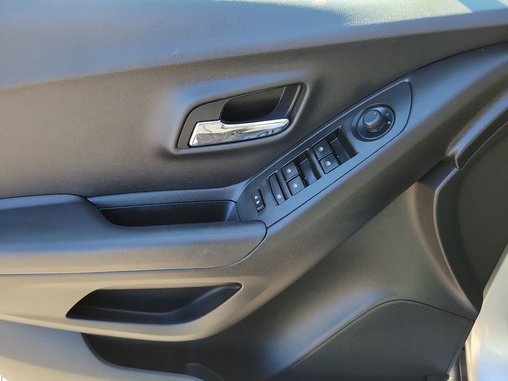 Used 2018 Chevrolet Trax LT w/ LT Convenience Package image 21