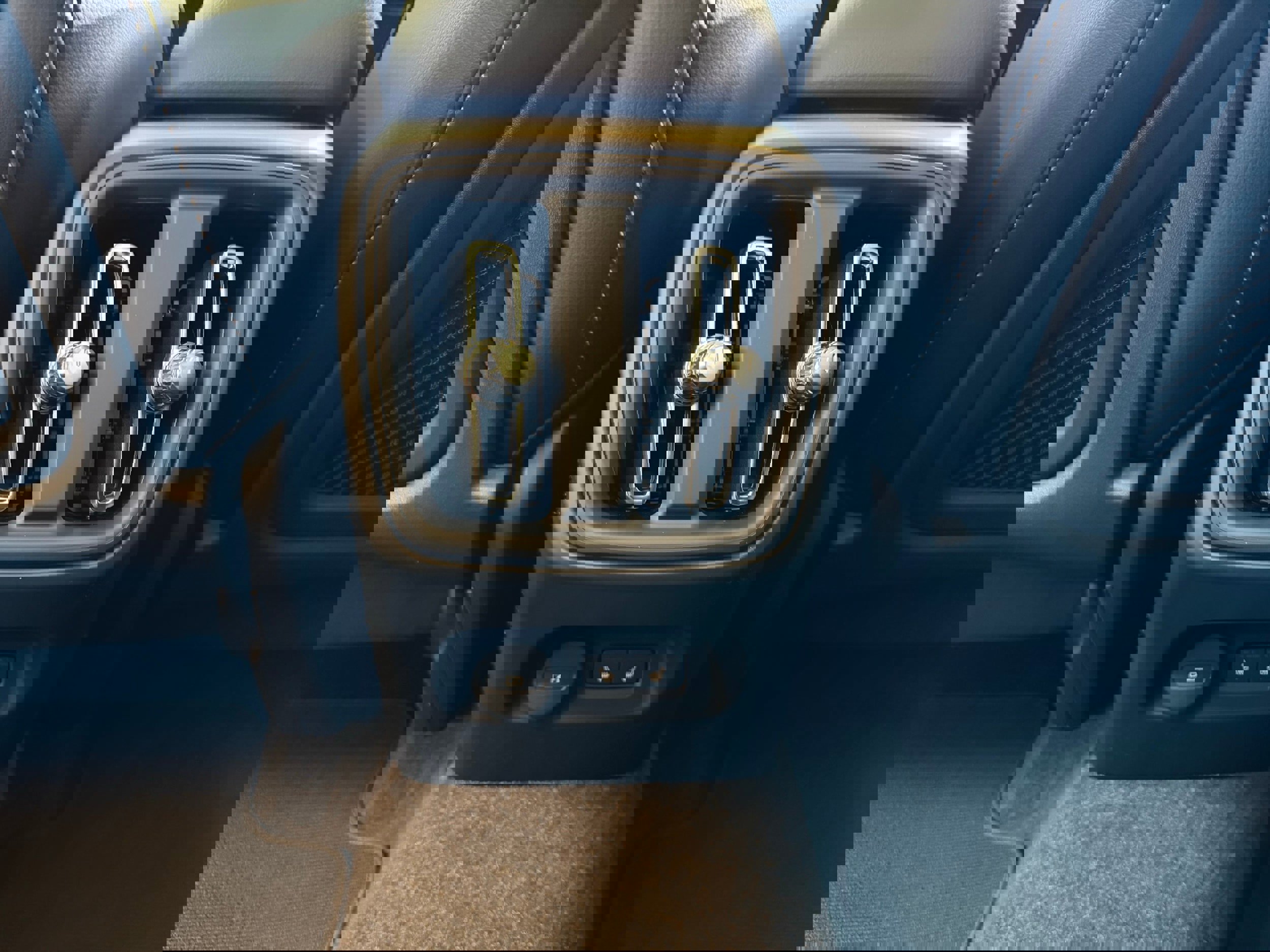 Certified 2025 Volvo XC40 B5 Core w/ Protection Package Premier image 27