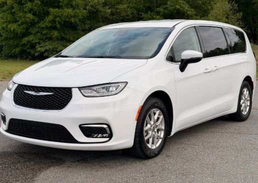Used 2023 Chrysler Pacifica Touring-L FWD image 3