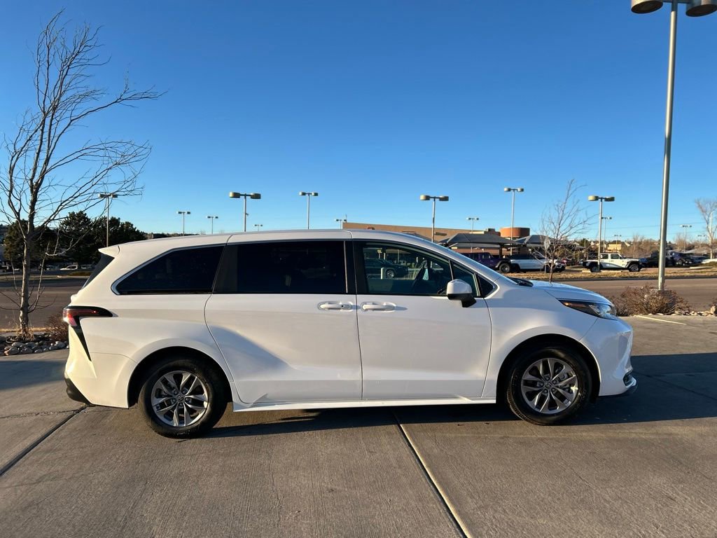 Used 2025 Toyota Sienna LE image 7