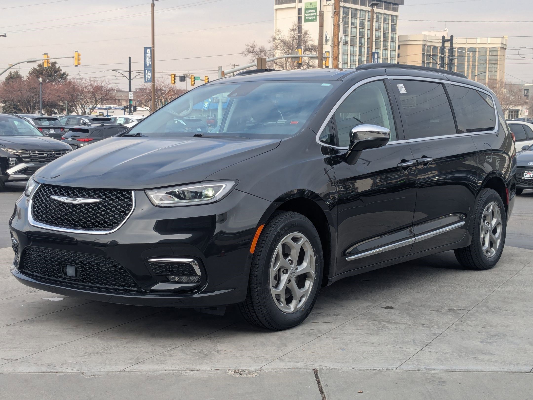 Used 2023 Chrysler Pacifica Limited w/ Uconnect Theater Family Group image 10