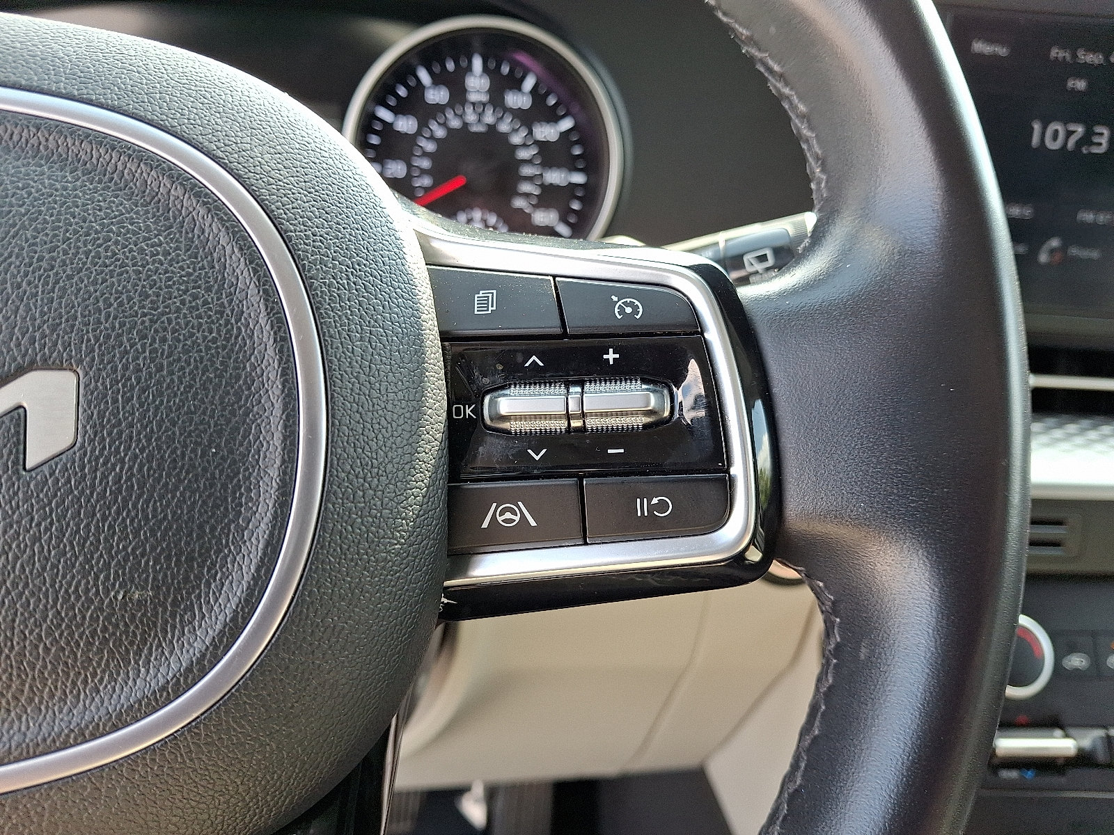 Certified 2024 Kia Carnival LX FWD image 22