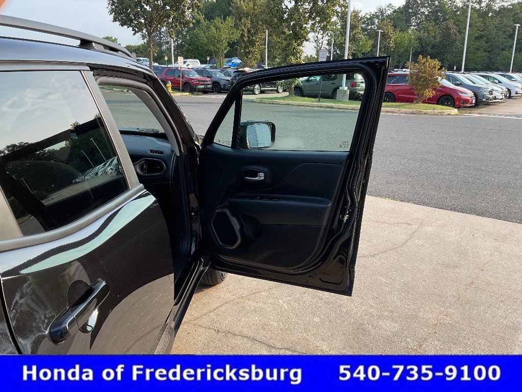 Used 2023 Jeep Renegade Latitude AWD/4WD image 19