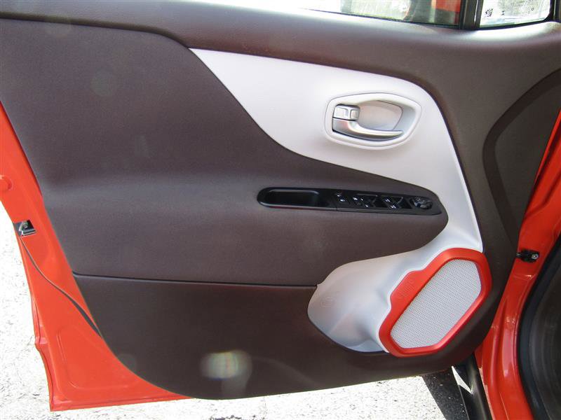 Used 2015 Jeep Renegade Latitude image 9