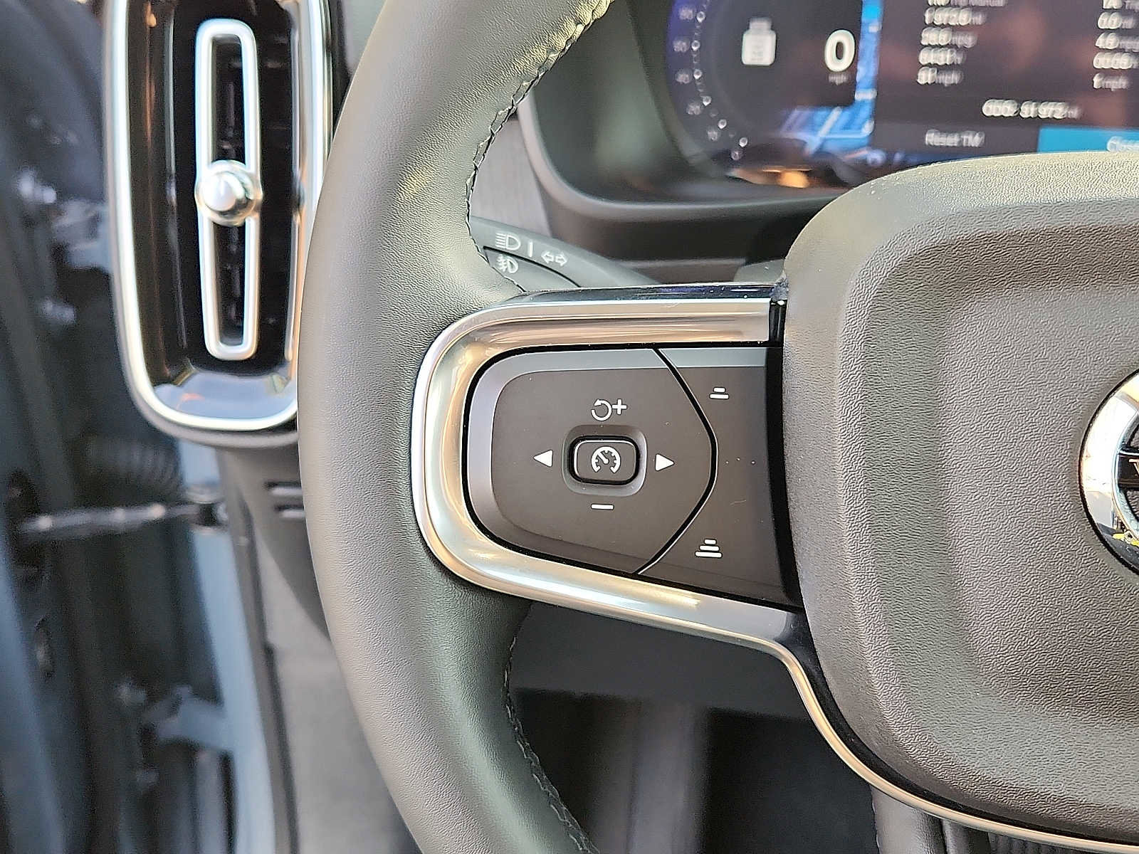 Certified 2023 Volvo XC40 B4 Plus w/ Driver Assist Package image 20