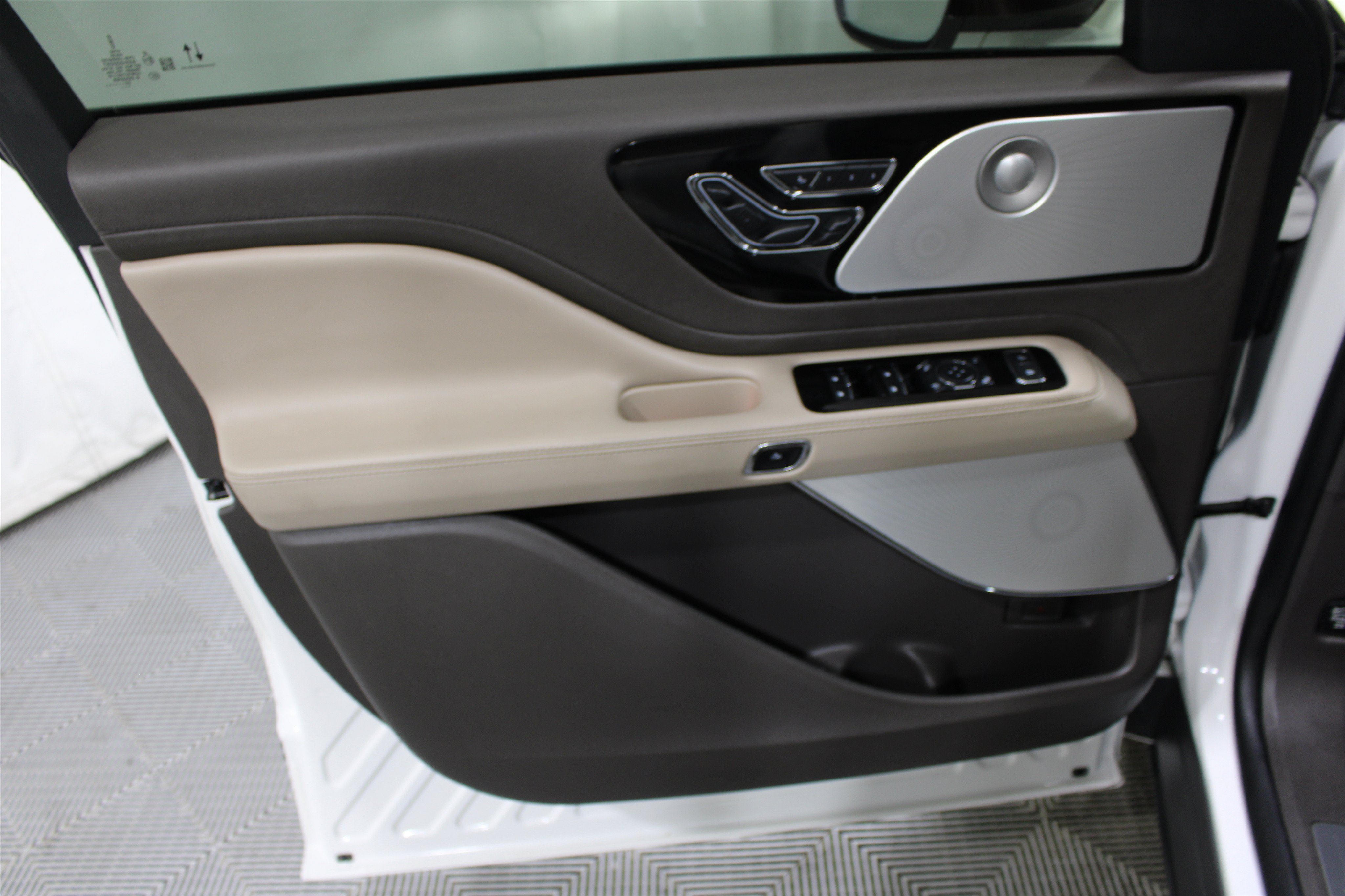 Used 2023 Lincoln Aviator Reserve w/ Equipment Group 201A AWD/4WD image 5