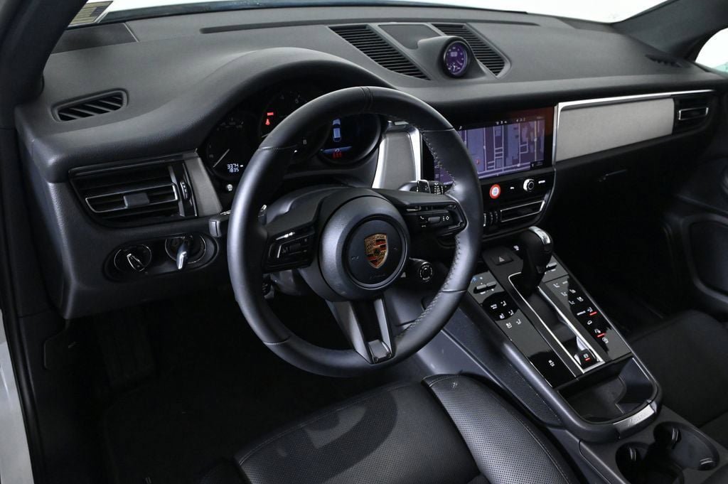 Certified 2026 Porsche Macan AWD/4WD image 4