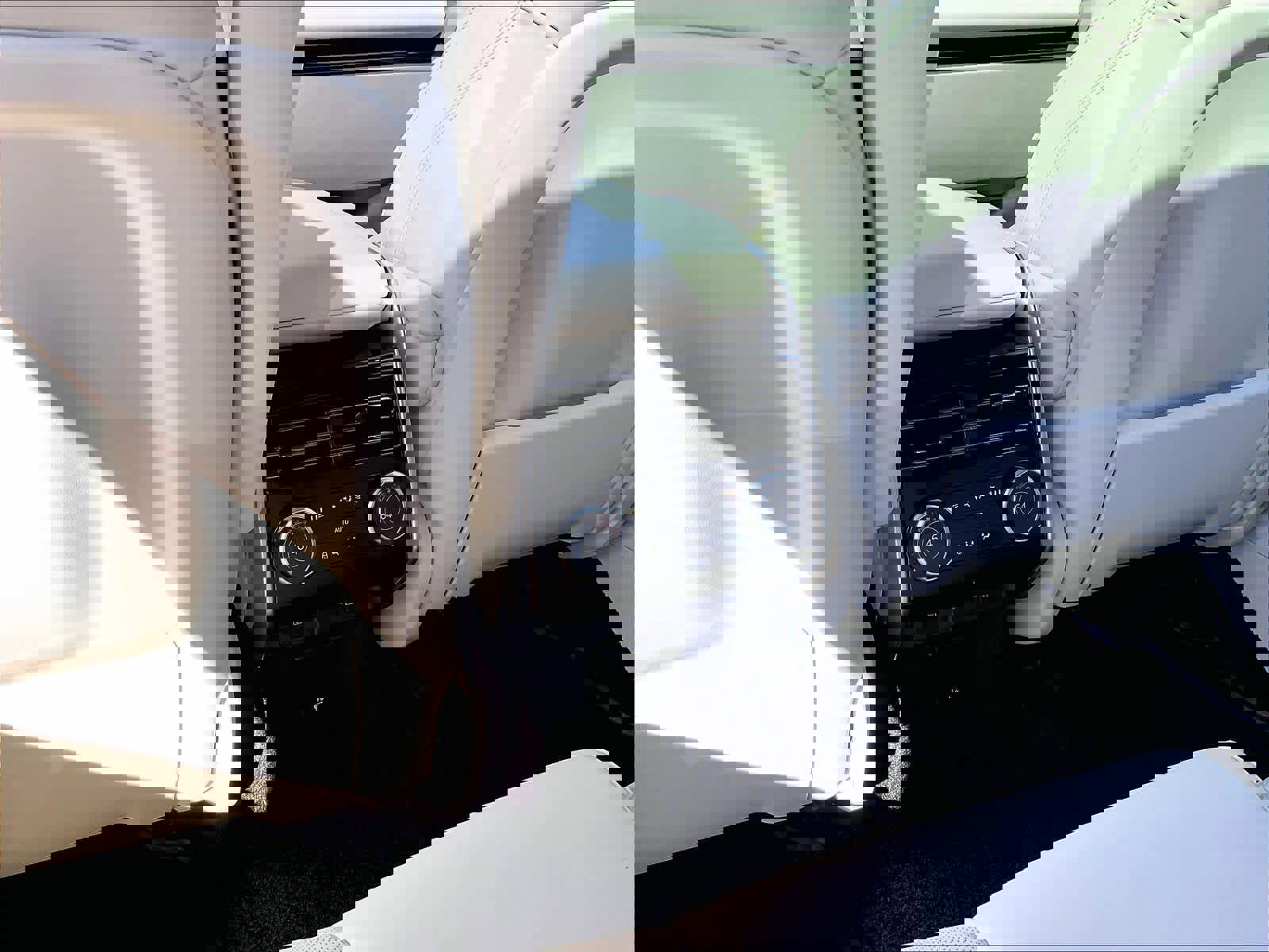 Used 2025 Land Rover Range Rover Long Wheelbase SE image 37