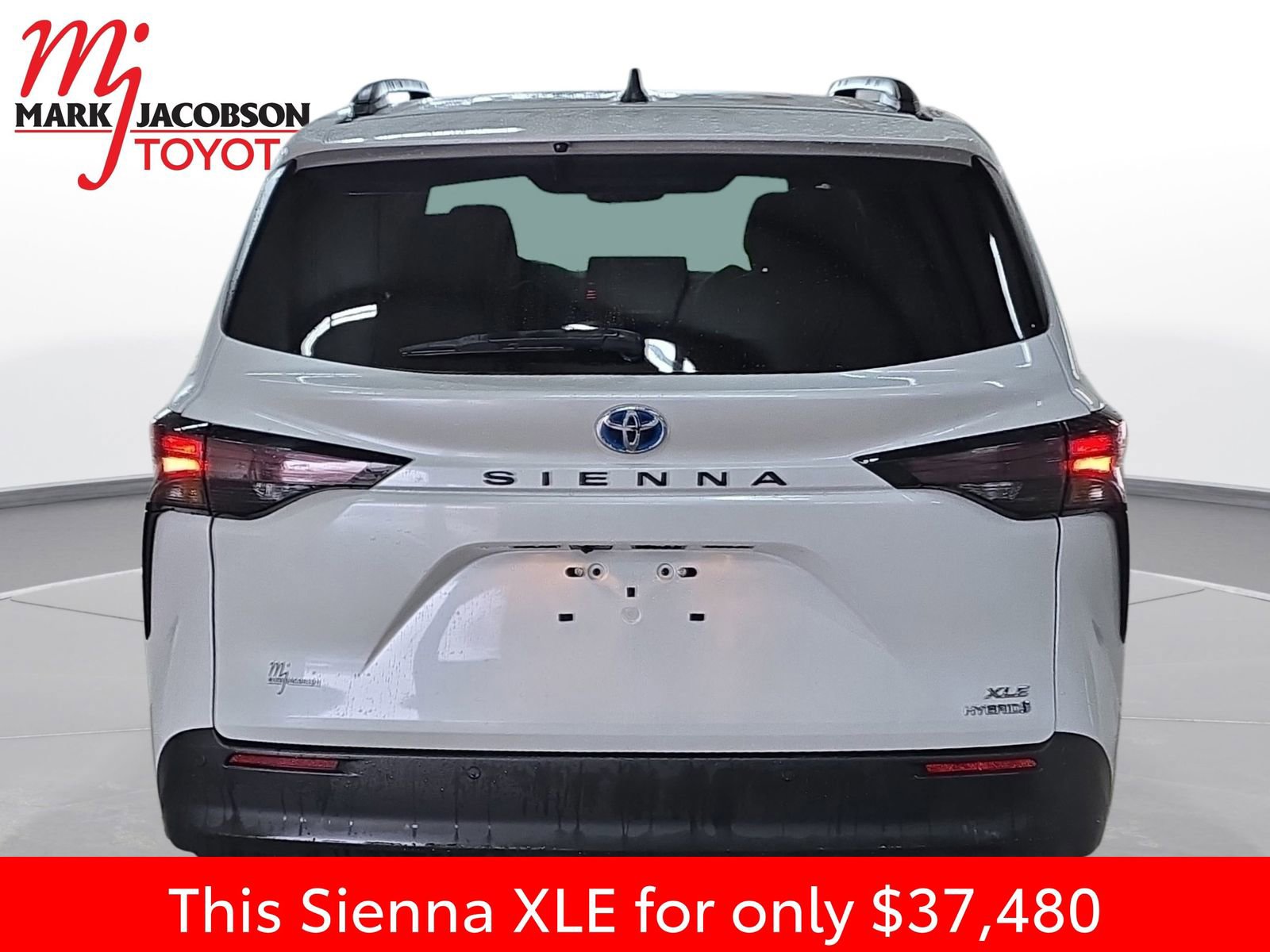 Used 2024 Toyota Sienna XLE image 11